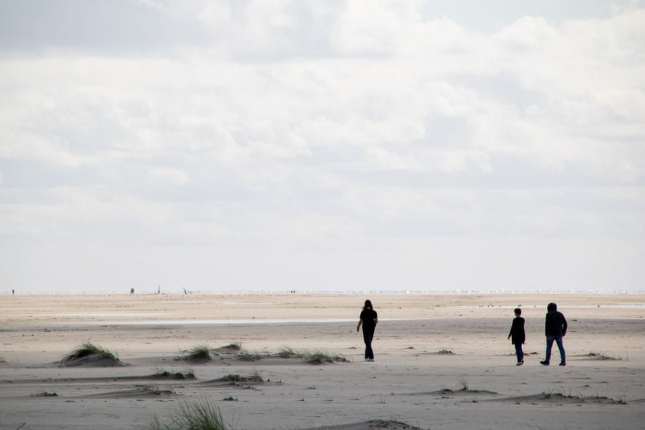 Breed strand met duinen op een Waddeneiland in de zomer