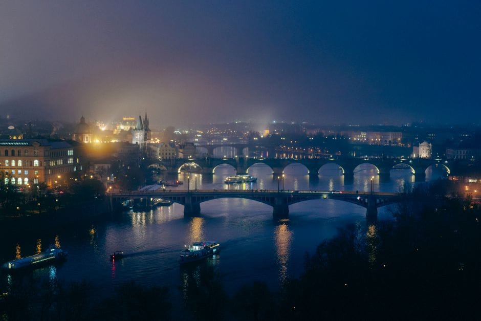 Praag in december: torens in de mist en bier dat warmt
