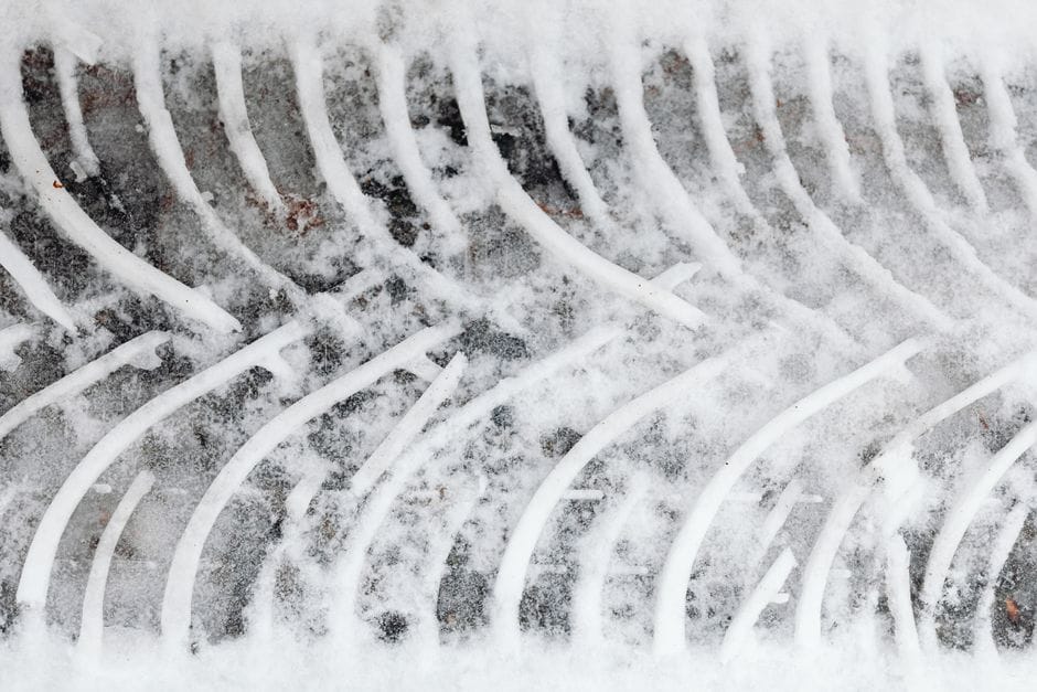 Met de auto naar de wintersport: sneeuwkettingen, passen en praktijk