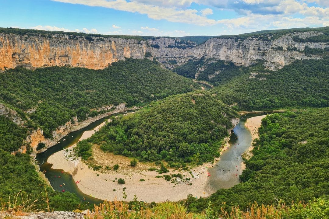Ardèche in augustus: kanovaren tussen kalksteenkloven zonder de drukte van de Dordogne