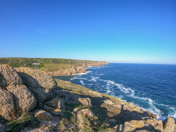 Wandelen langs de kust van Cornwall: kliffen, wind en zeelucht