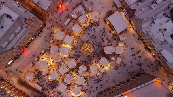 Tallinn in de sneeuw: de best bewaarde middeleeuwse stad van de Oostzee