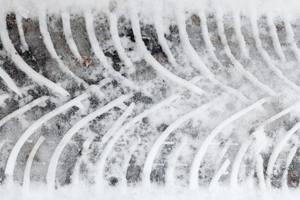 Met de auto naar de wintersport: sneeuwkettingen, passen en praktijk